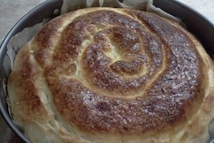 Шаг 5: Взбиваем яйцо, смазываем пирог. Можно …