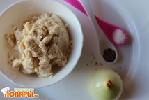 Шаг 2: Начинку делаем так: луковицу режем, …