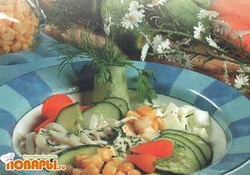 Рецепт: Салат из кальмаров с кукурузой