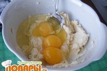 Шаг 1: Смешиваем размягченный маргарин с сахаром. …