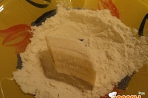 Шаг 1: Бананы режем, обваливаем в муке