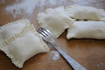 Шаг 4: Свернуть в конвертик. и прижать …