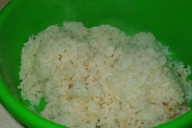 Шаг 2: Рис отварить в подсоленной воде