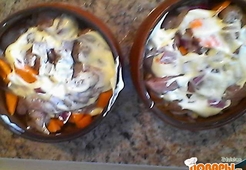 Картофель с мясом в горшочке