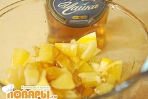 Шаг 3: В лимон добавить мёд и …