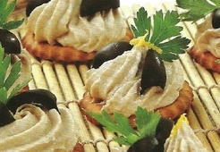 Крекеры с пастой из копченой скумбрии