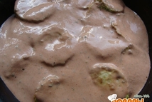 Шаг 4: Сметану смешать с томатной пастой, …