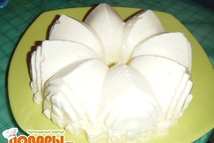 Шаг 3: Выливаем поверх вишен оставшуюся массу …