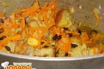 Шаг 2: Добавьте к бекону и овощам …