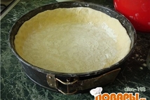 Шаг 4: форму посыпаю мукой, выкладываютесто тонким …