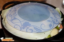 Шаг 14: Закрываем сверху тарелкой и плотно …