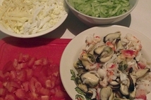 Шаг 2: Огурец натереть на крупной терке, …