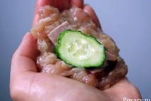 Шаг 3: Порезать небольшими дольками огурец и …