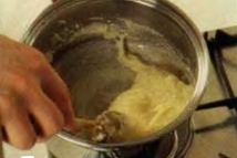 Шаг 5: Поставьте кастрюлю на средний огонь …