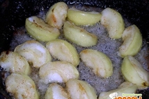 Шаг 3: Яблоки разрезать на 8 частей, …