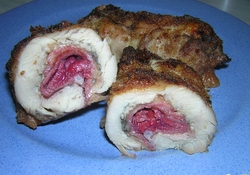 Рецепт: Курочка с вишней, колбасой и сыром