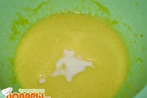 Шаг 1: Взбить миксером яйца с сахаром. …