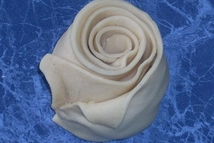 Шаг 6: Сворачиваем рулетом, чтобы получилась роза.