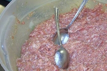 Шаг 1: Подготовка мясной начинки: Смешать фарш …