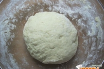 Шаг 4: Всыпать муку, замешать тесто и …