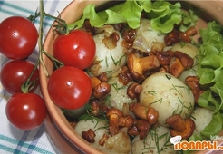 Молодой картофель с жареными лисичками