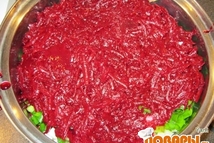 Шаг 6: Добавляем консервированную свеклу вместе с …