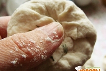 Шаг 5: Защипать сверху края, получится такая …