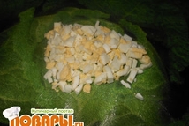 Шаг 4: Измельчить варенные яйца и курицу.