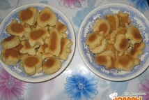 Шаг 5: С помощью скалки раскатываем тесто, …