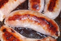 Шаг 1: Обжарить колбаски до золотистой корочки.