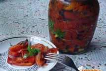 Шаг 3: После этого зубчики чеснока нарезаем …