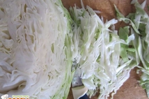 Шаг 2: Берем капусту и аккуратно шинкуем …