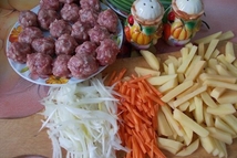 Шаг 2: Клубни картофеля порежьте удлиненными брусочками, …