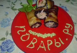 Рулеты из баклажан с салатом из тунца с соусом песто