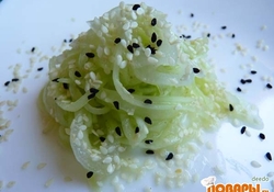 Рецепт: Маринованный салат из огурца и лука