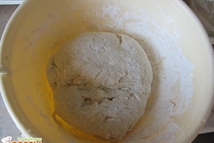 Шаг 3: При необходимости добавляем муку, месим …