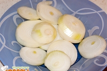 Шаг 5: Добавляем лук порезанный толстыми кольцами, …