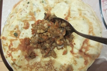 Шаг 5: На готовые остывшие блинчики выкладываем …