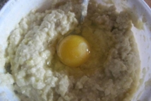 Шаг 2: В получившийся фарш вбить яйцо, …