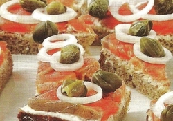 Рецепт: Канапе с копченым лососем