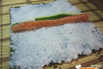 Шаг 5: После чего выложить кусочек огурца …