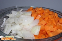 Шаг 3: Лук, морковь, режем и немного …