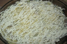 Шаг 5: Посыпать тертым сыром и полить …