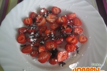 Шаг 2: Клубнику выложить на блюдо, сверху …