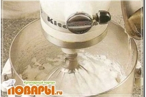 Шаг 2: Взбить в пену яичные белки …