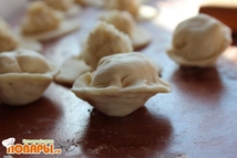 Шаг 4: Катаем лепешки, выкладываем тесто (леплю …