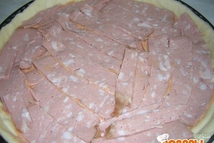 Шаг 3: Уложить ломтики колбасы.