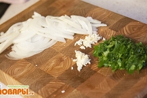 Шаг 3: Лук и нарежем тонкими полукольцами, …