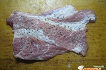 Шаг 2: Отобьем, посолим и поперчим.