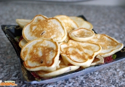 Рецепт: Нежные оладьи с яблоками и изюмом